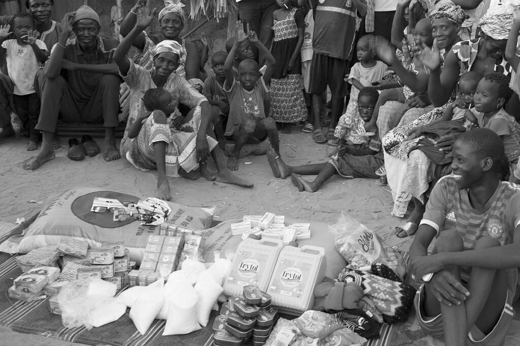 Don alimentaire dans un village au Sénégal