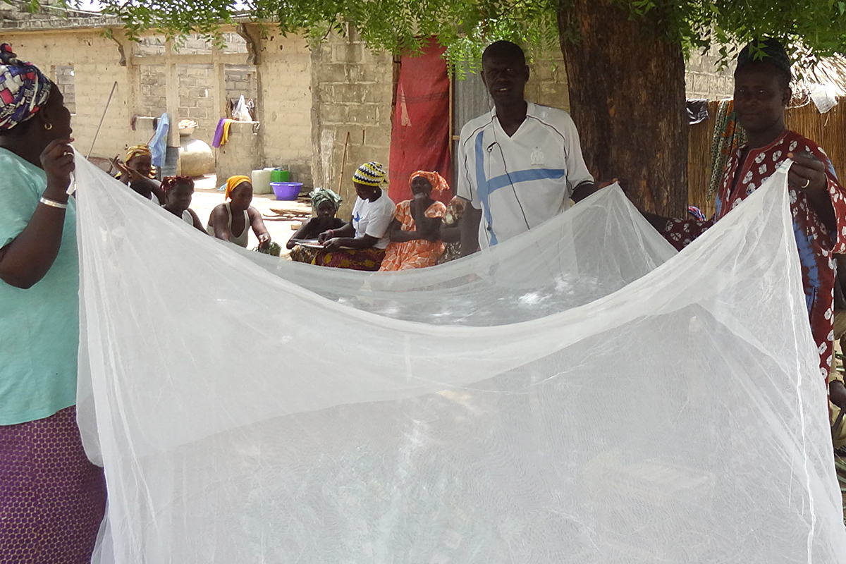 Don de moustiquaires dans le village Soudiane Altou au Sénégal