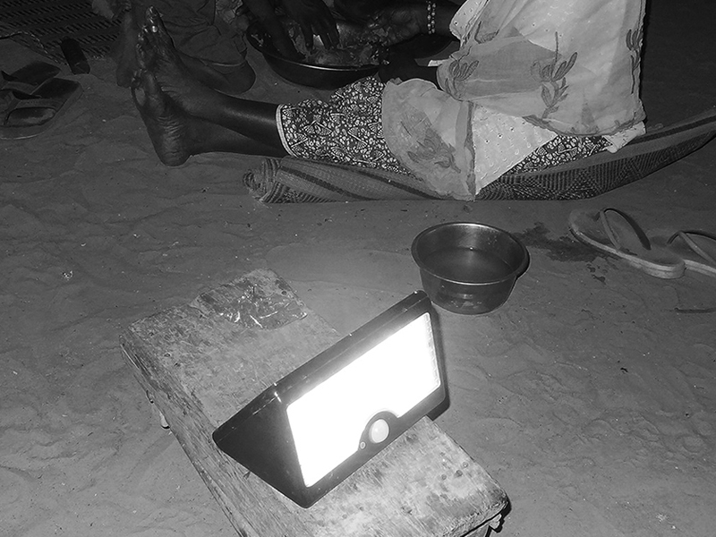 Éclairer les villages au Sénégal grâce aux lampes solaires