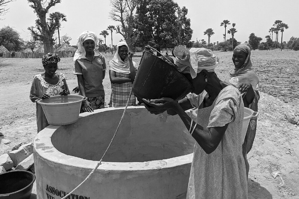 Femmes autour d'un puits au Sénégal