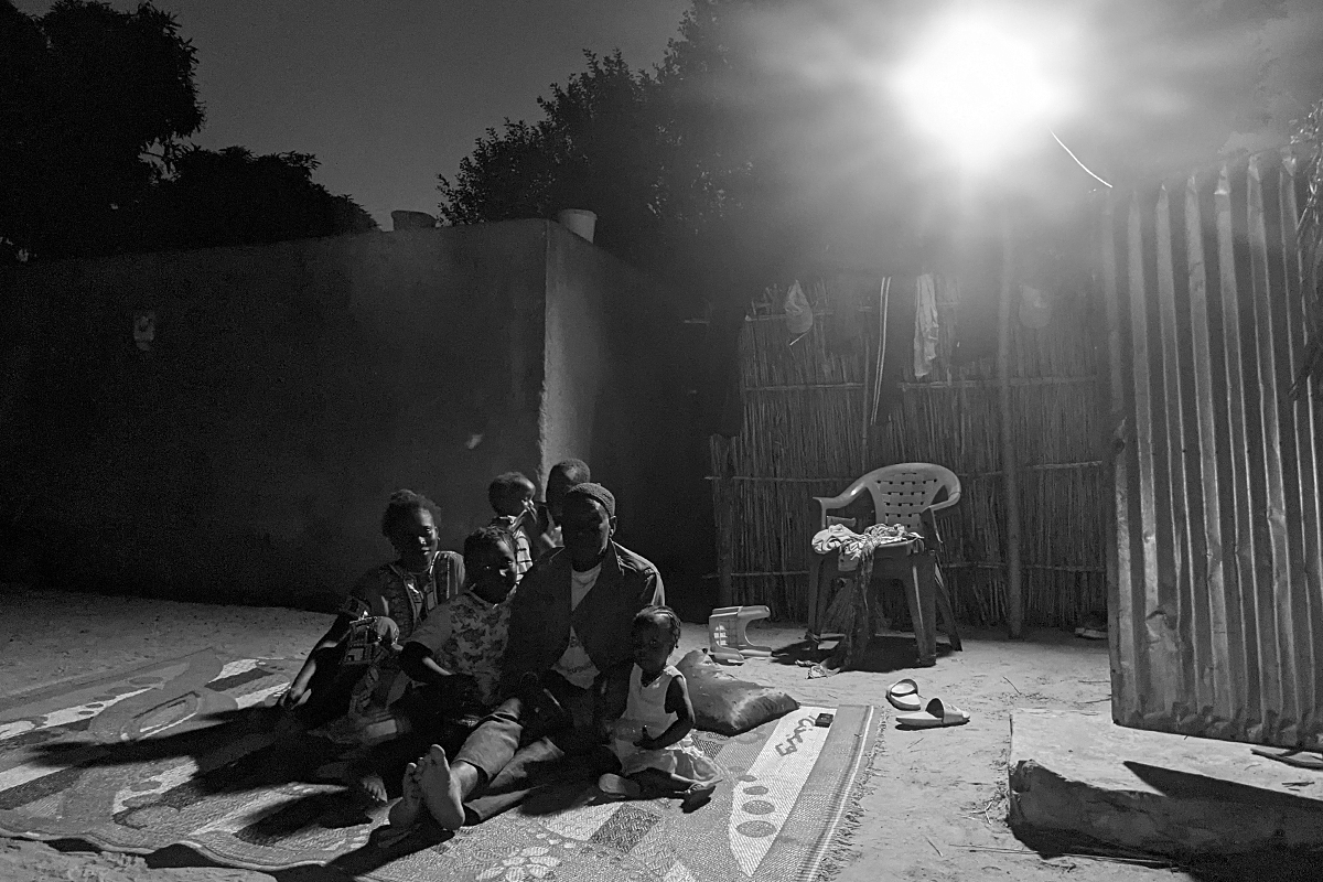 La lumière dans des villages au Sénégal grâce aux lampes solaires