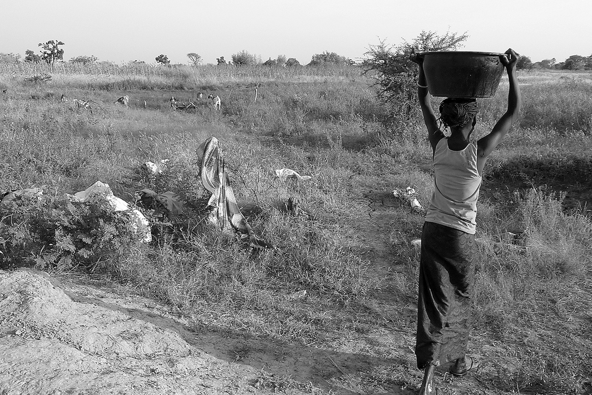 Une fille à la recherche d'eau potable au Sénégal