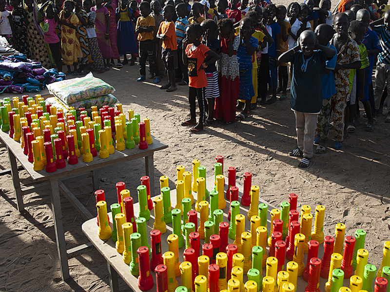 Distribution de lampes de poche solaires dans une école au Sénégal