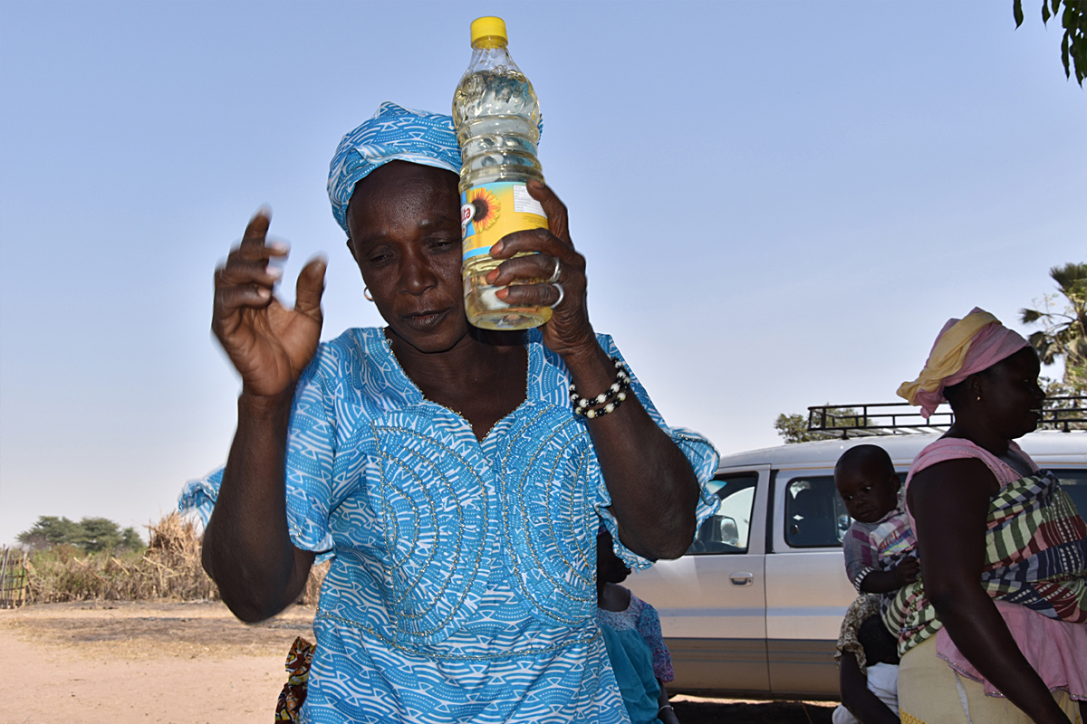 Vie Sans Frontières apportant un soutien alimentaire dans un village isolé au Sénégal