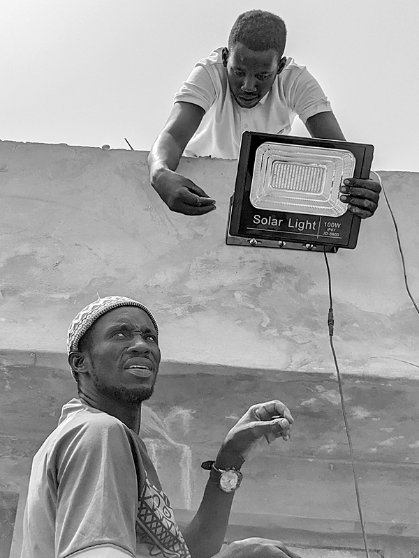 Une installation de lampes solaires dans des villages au Sénégal