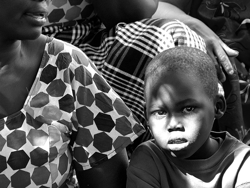 Enfant d'un village au Sénégal, risque de paludisme