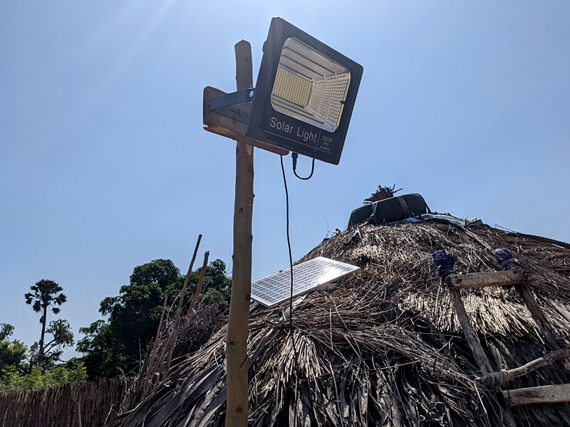 Installation de lampes solaires au Sénégal