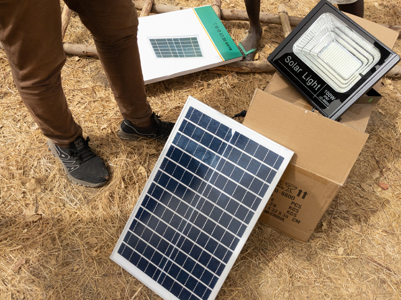 Panneau solaire pour l'installation de lampes dans un village au Sénégal