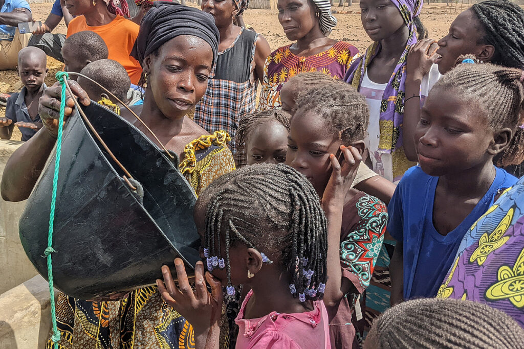 Inauguration d’un puits d’eau potable dans le village de Léona au Sénégal, en Afrique, par Vie Sans Frontières