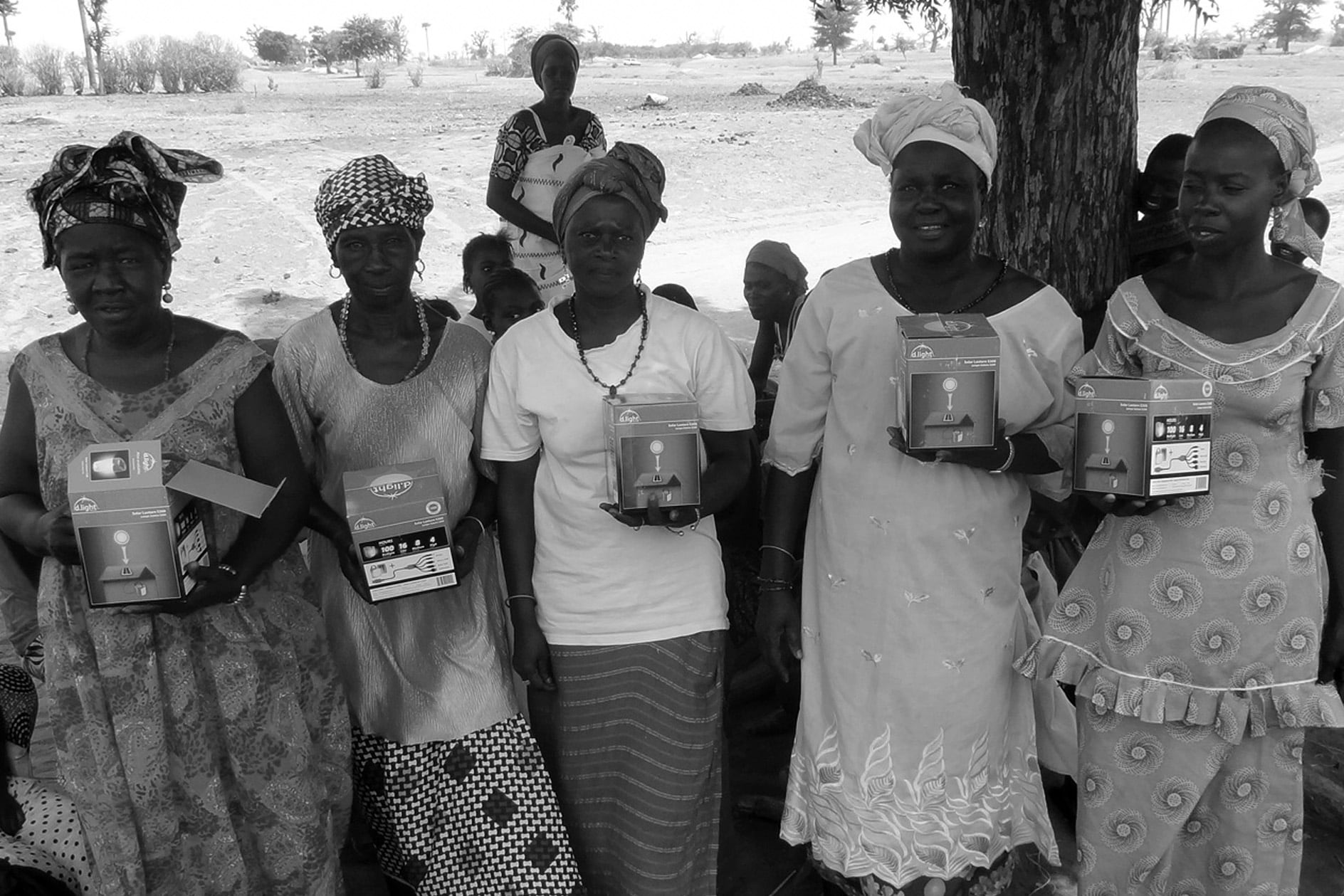 Distribution de lampes solaires à Ndianda Péthiéka, au Sénégal