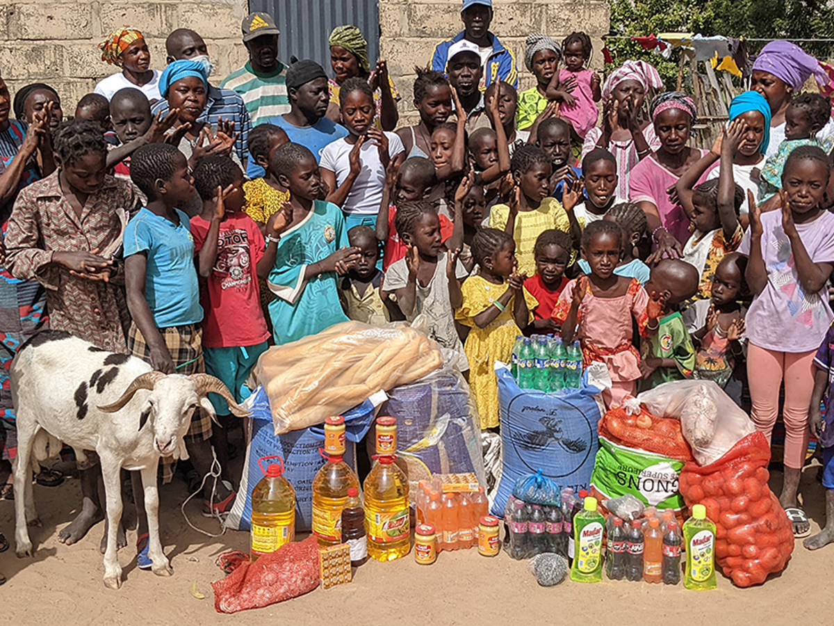 Distribution d'aliments et don d'un mouton à Soudiane Wagane, Sénégal