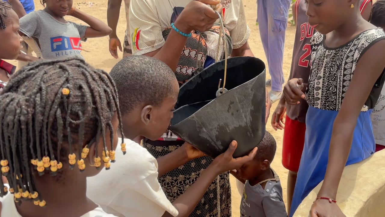Inauguration d’un puits d’eau potable au Sénégal, en Afrique, par Vie Sans Frontières