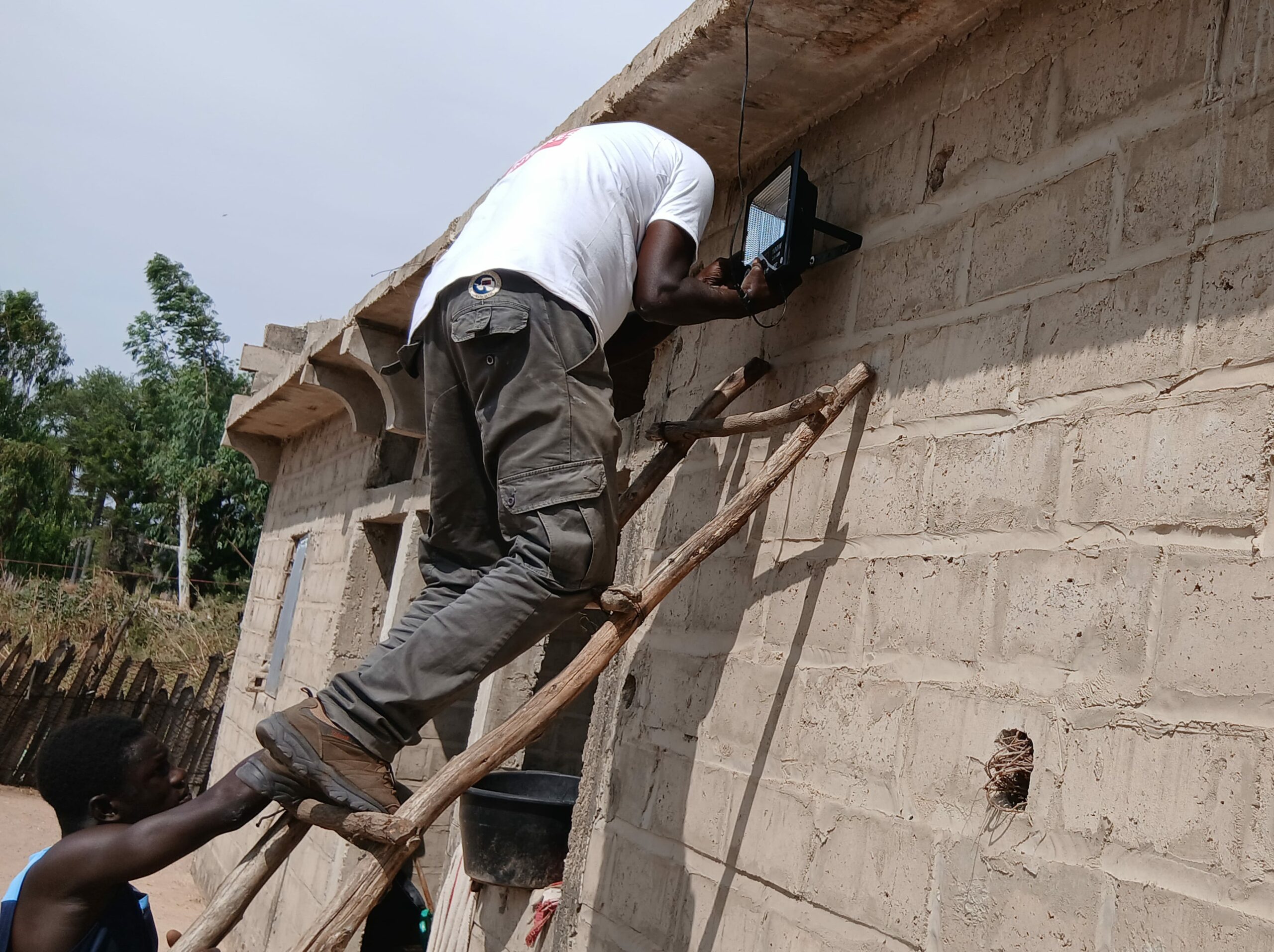 vie-sans-frontieres-alimentaire-lampes-solaires-20251209_134039