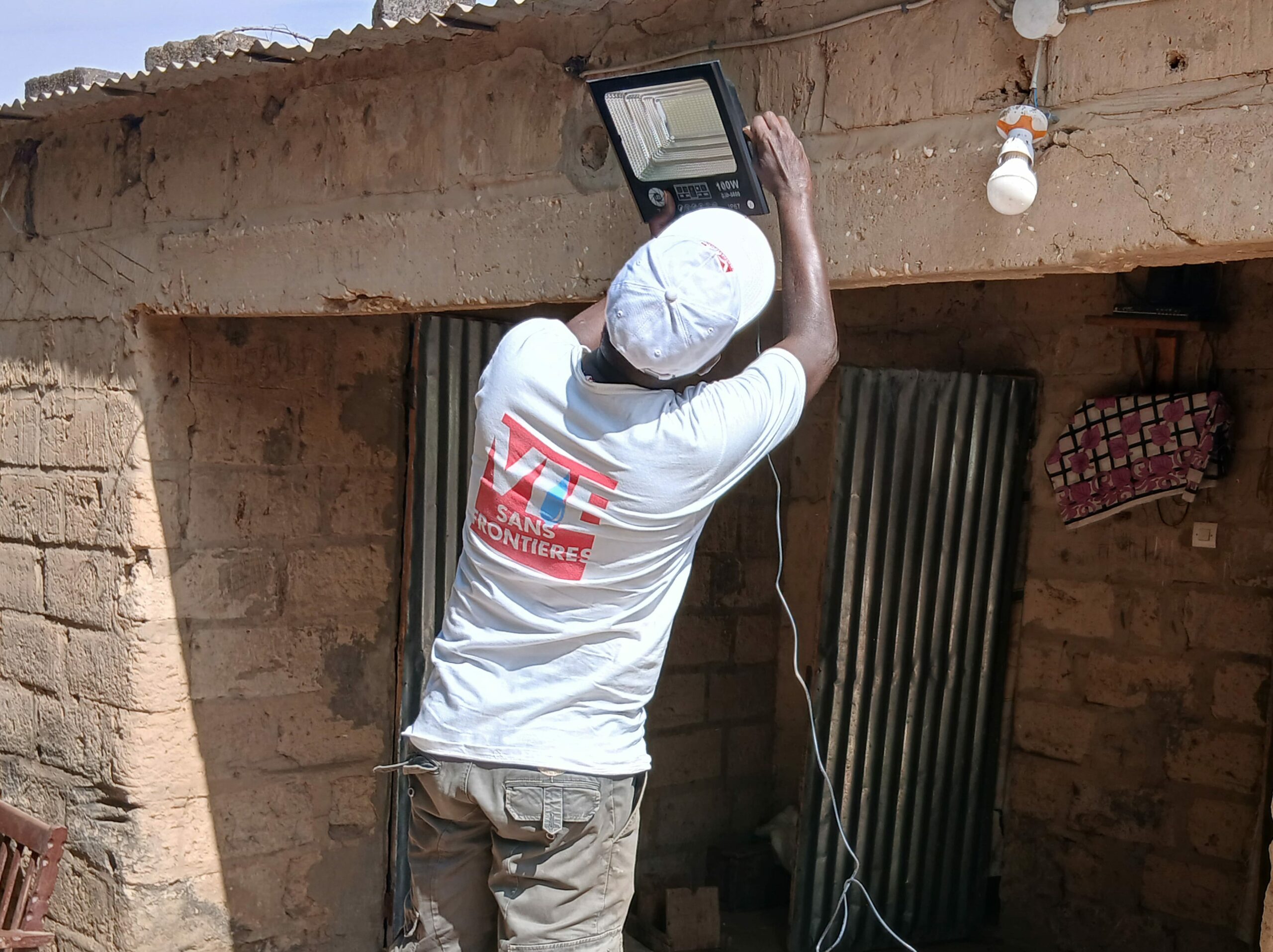 vie-sans-frontieres-alimentaire-lampes-solaires-20251209_141150