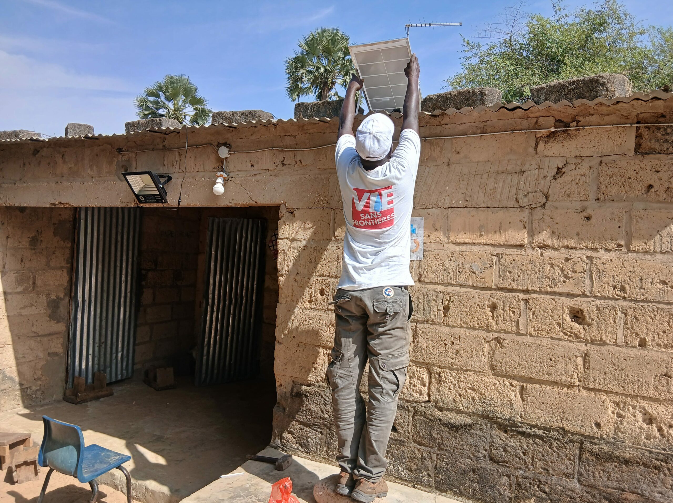 vie-sans-frontieres-alimentaire-lampes-solaires-20251209_141345