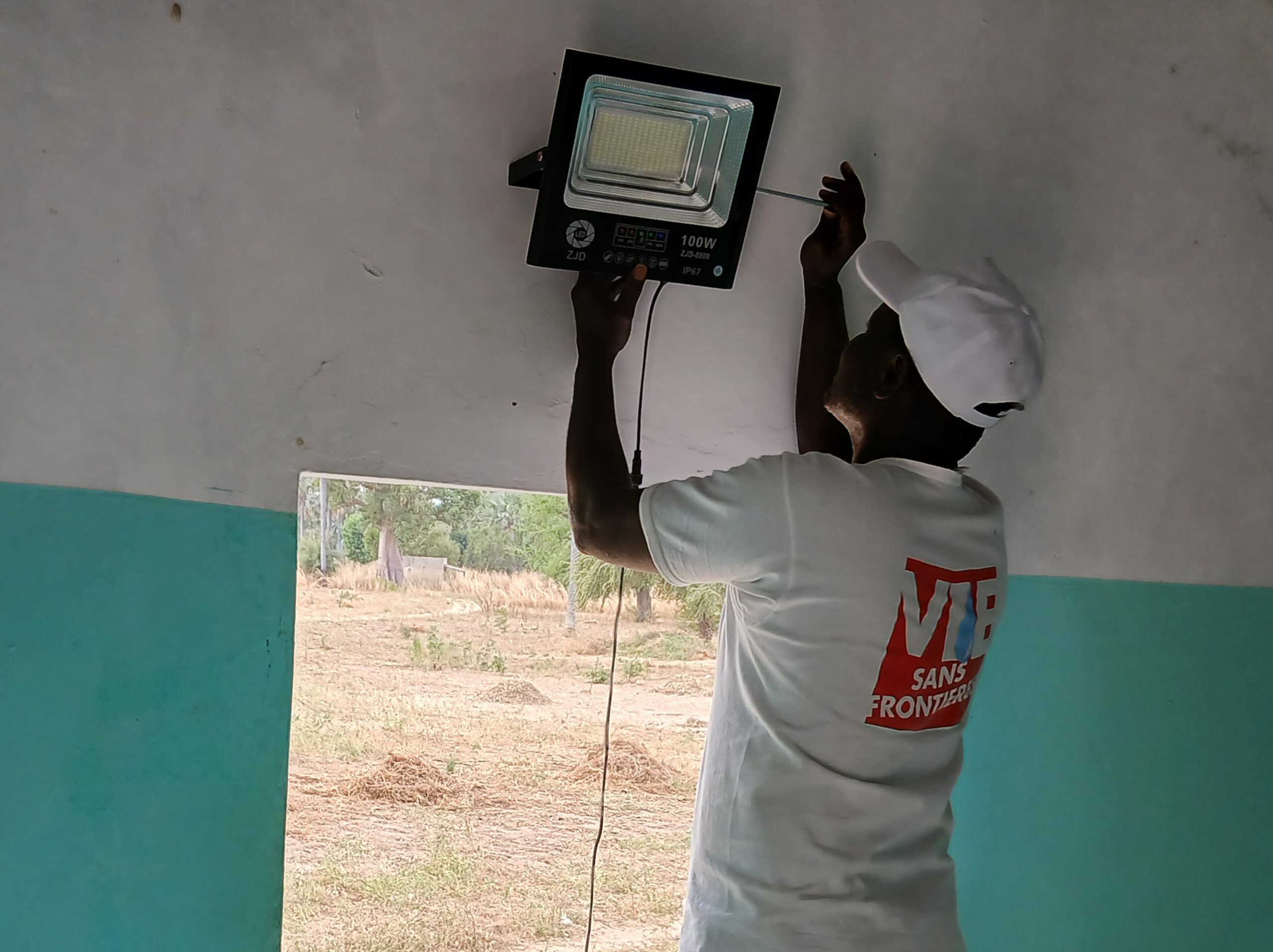 vie-sans-frontieres-alimentaire-lampes-solaires-20251209_143350