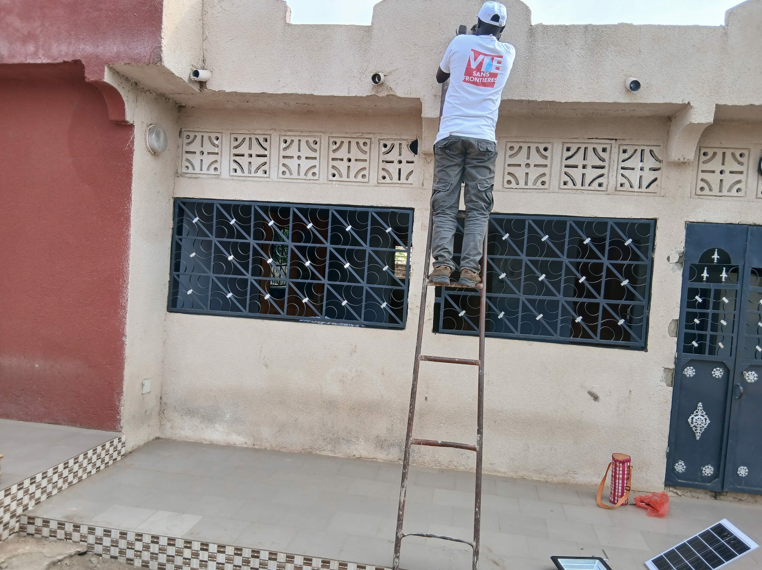 vie-sans-frontieres-alimentaire-lampes-solaires-20251209_153854